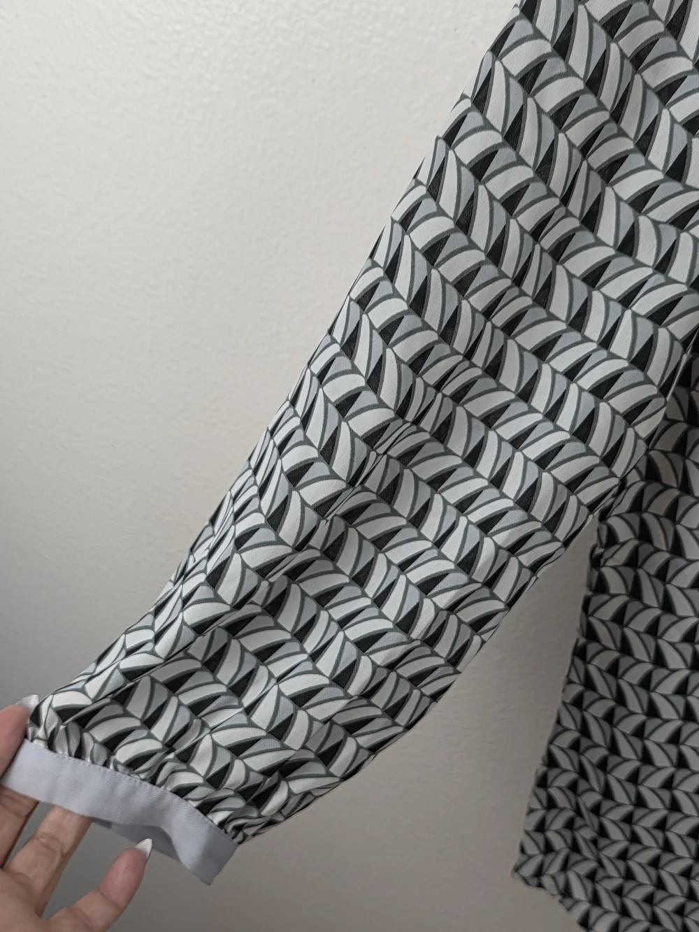 Banana Republic Black & White Geometric Print Chiffon Blouse Size Small